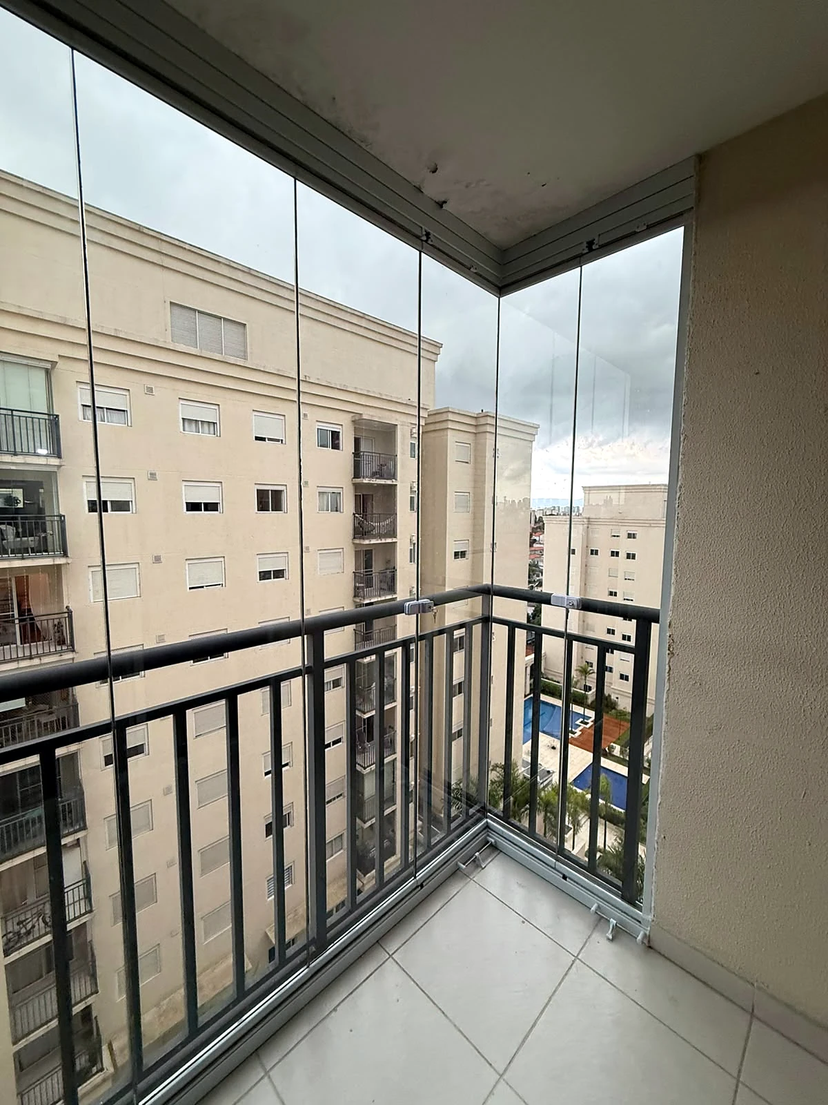 Sacada envidraçada com cortina de vidro, obra da Salumin
