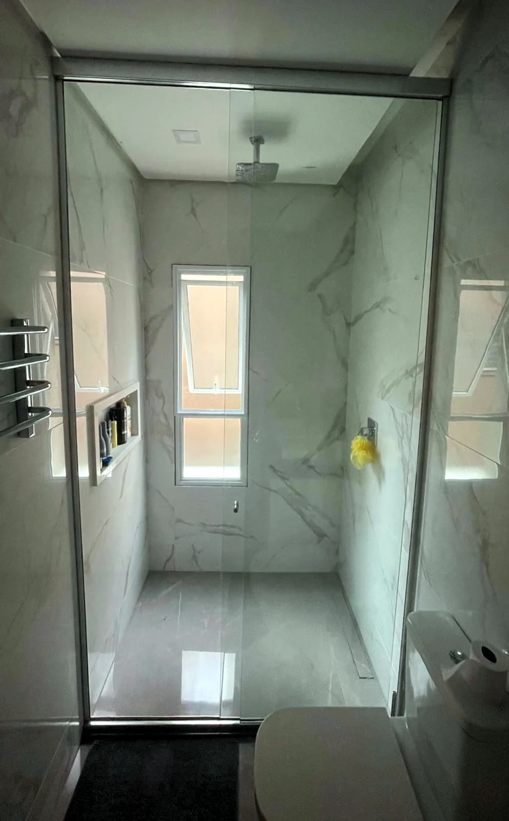 Box de vidro de canto com perfis pretos, obra da Salumin