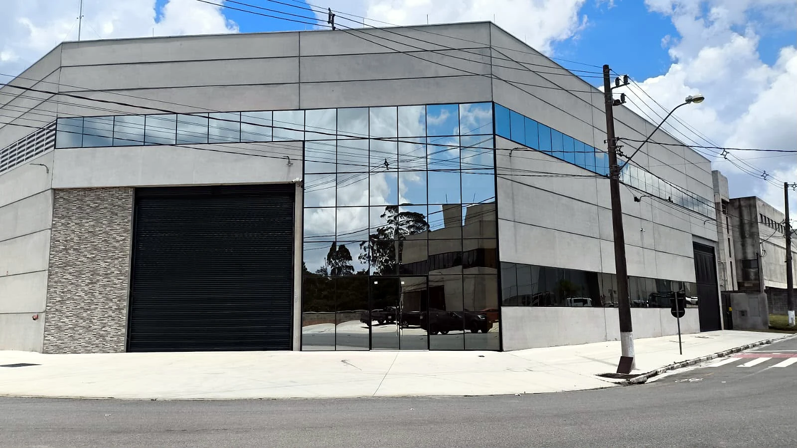 Fachada comercial em vidro, obra da Salumin